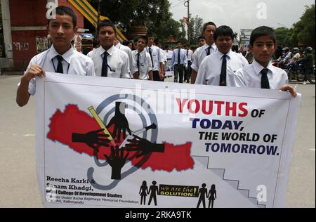 Bildnummer: 54293181 Datum: 12.08.2010 Copyright: imago/Xinhua (100812) -- KATHMANDU, 12. August 2010 (Xinhua) -- nepalesische junge Studenten nehmen am marsch zum Internationalen Jugendtag in Kathmandu, der Hauptstadt Nepals, am 12. August 2010 Teil. Am Donnerstag fand der Internationale Jugendtag statt. Am 17. Dezember 1999 billigte die Generalversammlung der Vereinten Nationen die Empfehlung in ihrer Resolution 54/120, den 12. August zum Internationalen Jugendtag zu erklären. (Xinhua/Bimal Gutam) (wh) NEPAL-INTERNATIONAL YOUTH DAY-CELEBRATIONS PUBLICATIONxNOTxINxCHN Gesellschaft Jugend Kind Jugendtag o0 internationaler Tag der Stockfoto