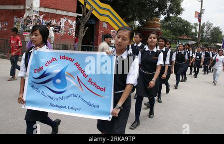 Bildnummer: 54293182 Datum: 12.08.2010 Copyright: imago/Xinhua (100812) -- KATHMANDU, 12. August 2010 (Xinhua) -- nepalesische junge Studenten nehmen am marsch zum Internationalen Jugendtag in Kathmandu, der Hauptstadt Nepals, am 12. August 2010 Teil. Am Donnerstag fand der Internationale Jugendtag statt. Am 17. Dezember 1999 billigte die Generalversammlung der Vereinten Nationen die Empfehlung in ihrer Resolution 54/120, den 12. August zum Internationalen Jugendtag zu erklären. (Xinhua/Bimal Gutam) (wh) NEPAL-INTERNATIONAL YOUTH DAY-CELEBRATIONS PUBLICATIONxNOTxINxCHN Gesellschaft Jugend Kind Jugendtag o0 internationaler Tag der Stockfoto