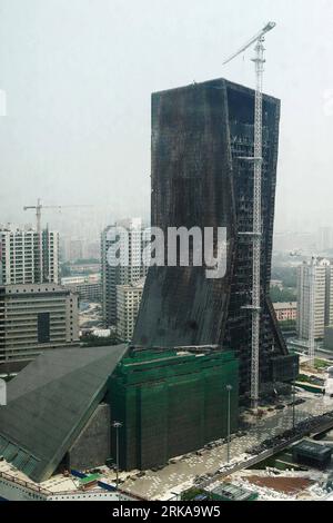 Bildnummer: 54293176 Datum: 12.08.2010 Copyright: imago/Xinhua (100812) -- PEKING, 12. Aug. 2010 (Xinhua) -- Foto aufgenommen am 12. Aug. 2010 zeigt einen Turmkran, der am zerstörten Turmgebäude im neuen Hauptquartier des China Central Television (CCTV) in Peking, der Hauptstadt Chinas, steht. Die Arbeiter begannen 18 Monate nach dem Brand mit dem Wiederaufbau des Turms. (Xinhua/Wang Dan) (LB) CHINA-BEIJING-CCTV-REBUILD (CN) PUBLICATIONxNOTxINxCHN Entertainment TV Medien Gebäude Brand Feuer Premiere xint kbdig xsk 2010 hoch o0 totale Bildnummer 54293176 Datum 12 08 2010 Copyright Imago XINHUA Stockfoto