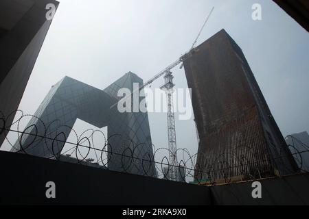 Bildnummer: 54293174 Datum: 12.08.2010 Copyright: imago/Xinhua (100812) -- PEKING, 12. August 2010 (Xinhua) -- Foto aufgenommen am 12. August 2010 zeigt einen Turmkran, der am zerstörten Turmgebäude (R) in der neuen Zentrale des China Central Television (CCTV) in Peking, der Hauptstadt Chinas, steht. Die Arbeiter begannen 18 Monate nach dem Brand mit dem Wiederaufbau des Turms. (Xinhua/Wang Dan) (LB) CHINA-BEIJING-CCTV-REBUILD(CN) PUBLICATIONxNOTxINxCHN Entertainment TV Medien Gebäude Brand Feuer Premiere xint kbdig xsk 2010 quer o0 Perspektive Froschperspektive Bildnummer 54293174 Datum 12 08 2 Stockfoto