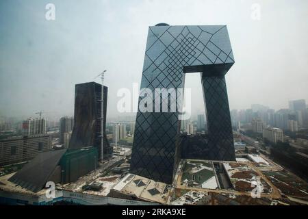 Bildnummer: 54293175  Datum: 12.08.2010  Copyright: imago/Xinhua (100812) -- BEIJING, Aug. 12, 2010 (Xinhua) -- Photo taken on Aug. 12, 2010 shows a tower crane stands by the destroyed tower building (L) in the new China Central Television (CCTV) headquarters in Beijing, capital of China. Workers started to rebuild the tower, 18 months after the building was gutted by fire. (Xinhua/Wang Dan) (lb) CHINA-BEIJING-CCTV-REBUILD (CN) PUBLICATIONxNOTxINxCHN Entertainment TV Medien Gebäude Brand Feuer premiumd xint kbdig xsk 2010 quer o0 Totale    Bildnummer 54293175 Date 12 08 2010 Copyright Imago XI Stockfoto
