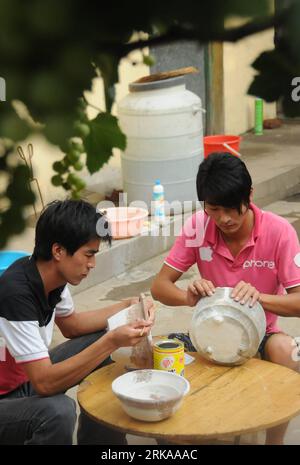 Bildnummer: 54294772  Datum: 13.08.2010  Copyright: imago/Xinhua (100813) -- SHIJIAZHUANG, Aug. 13, 2010 (Xinhua) -- Two workers recover antique potteries excavated from ancient tombs in Xingtai City, north China s Hebei Province. Archeologists have unearthed more than 260 antiques, such as spade-shaped coins, brass bells and pottery vessels, from 93 tombs of the Warring States (475-221 BC) period and the Han Dynasty (202 BC-220 AD) in Xingtai s Zhangduo Village. The move was to protect the antiques from the potential effect brought by China s ongoing project of diverting water from the south Stock Photo