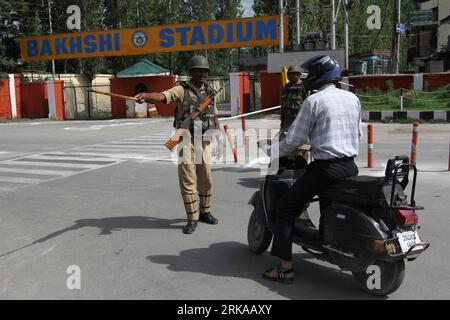 Bildnummer: 54296707  Datum: 14.08.2010  Copyright: imago/Xinhua (100814) -- SRINAGAR, Aug. 14, 2010 (Xinhua) -- A paramilitary soldier stops a motorcycle for search in Srinagar, summer capital of India-controlled Kashmir, Aug. 14, 2010. Authorities Saturday clamped curfew on most towns of India-controlled Kashmir, including Srinagar city after four were killed in police and paramilitary firing on Friday during public protests, officials said. (Xinhua/Javed Dar) (wh) KASHMIR-SRINAGAR-SECURITY PUBLICATIONxNOTxINxCHN Politik Gesellschaft Militär Durchsuchung kbdig xsp 2010 quer o0 Fahndung Suche Stock Photo