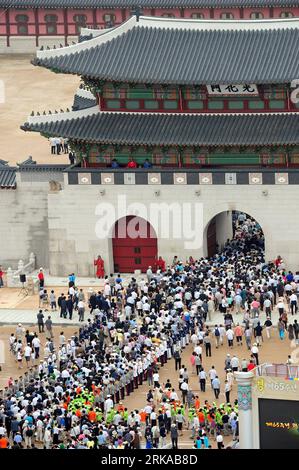 Bildnummer: 54298234 Datum: 15.08.2010 Copyright: imago/Xinhua (100815) -- SEOUL, 15. August 2010 (Xinhua) -- Südkoreaner nehmen an der Enthüllungszeremonie des neu restaurierten Gwanghwamun Teil, dem Haupttor eines königlichen Palastes, im Zentrum von Seoul, 15. August 2010. Das Gwanghwamun, bekannt als das Gesicht von Seoul, hat die turbulente moderne Geschichte der koreanischen Halbinsel erlebt. Es wurde am 15. August, dem Tag der nationalen Befreiung Südkoreas, enthüllt, der das Ende der japanischen Kolonialherrschaft im Jahr 1945 markierte. (Xinhua/Newsis) (lyx) SÜDKOREA-SEOUL-GWANGHWAMUN-RESTAURATION PUBLICATIONxNOTxINxCHN Gesellschaft kbdig xkg 2010 hoc Stockfoto