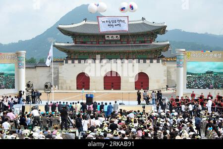 Bildnummer: 54298232 Datum: 15.08.2010 Copyright: imago/Xinhua (100815) -- SEOUL, 15. August 2010 (Xinhua) -- Südkoreaner nehmen an der Enthüllungszeremonie des neu restaurierten Gwanghwamun Teil, dem Haupttor eines königlichen Palastes, im Zentrum von Seoul, 15. August 2010. Das Gwanghwamun, bekannt als das Gesicht von Seoul, hat die turbulente moderne Geschichte der koreanischen Halbinsel erlebt. Es wurde am 15. August, dem Tag der nationalen Befreiung Südkoreas, enthüllt, der das Ende der japanischen Kolonialherrschaft im Jahr 1945 markierte. (Xinhua/Newsis) (lyx) SÜDKOREA-SEOUL-GWANGHWAMUN-RESTAURATION PUBLICATIONxNOTxINxCHN Gesellschaft kbdig xkg 2010 que Stockfoto