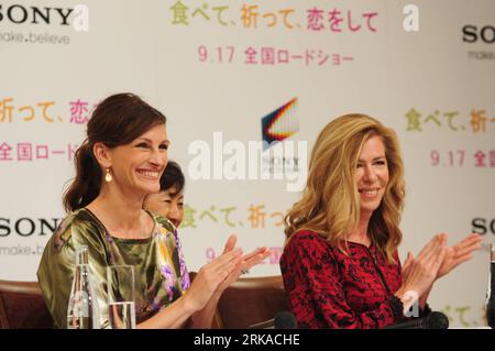 Bildnummer: 54311621 Datum: 18.08.2010 Copyright: imago/Xinhua (100818) -- TOKIO, 18. August 2010 (Xinhua) -- US-Schauspielerin Julia Roberts(L) und Produzentin Dede Gardner (R) nehmen an einer Pressekonferenz Teil, um ihren neuen Film Eat Pray Love at in Tokio, Japan, am 18. August 2010 zu promoten. Der Film wird ab dem 17. September in ganz Japan gezeigt. (Xinhua/Ji Chunpeng) (yc) JAPAN-TOKYO-ROBERTS-FILM PUBLICATIONxNOTxINxCHN People Entertainment Film Pressetermin PK vdig xdp Premiere xint 2010 quer Bildnummer 54311621 Datum 18 08 2010 Copyright Imago XINHUA Tokio 18. August 2010 XINHUA US-Schauspielerin Juliet Roberts l und Stockfoto