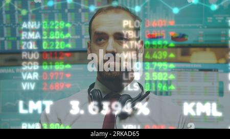 Finanzmakler bei der Arbeit mit AR-Visualisierungstechnologie, Analyse von Börsendiagrammen und Statistikgraphen, Nahaufnahme. Analysten, die sich einen Einblick in den Handel mit Anleihen und Investitionen verschaffen möchten Stockfoto