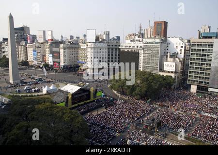 (100822) -- BUENOS AIRES, Aug. 22, 2010 (Xinhua) -- Argentinian-born Israeli conductor Daniel Barenboim directs the West-Eastern Divan Orchestra during a free open-air concert at Plaza de la Republica Square in Buenos Aires August 21, 2010. (Xinhua/Martin Zabala) (zx) ARGENTINA-BUENOS AIRES-DANIEL BARENBOIM-CONCERT PUBLICATIONxNOTxINxCHN Stock Photo