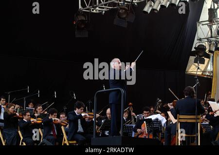 Bildnummer: 54328370  Datum: 21.08.2010  Copyright: imago/Xinhua (100822) -- BUENOS AIRES, Aug. 22, 2010 (Xinhua) -- Argentinian-born Israeli conductor Daniel Barenboim directs the West-Eastern Divan Orchestra during a free open-air concert at Plaza de la Republica Square in Buenos Aires August 21, 2010. (Xinhua/Martin Zabala) (zx) ARGENTINA-BUENOS AIRES-DANIEL BARENBOIM-CONCERT PUBLICATIONxNOTxINxCHN Gesellschaft Kultur People Musik Konzert open air Premiumd xint kbdig xub 2010 quer     Bildnummer 54328370 Date 21 08 2010 Copyright Imago XINHUA  Buenos Aires Aug 22 2010 XINHUA Argentinian Bor Stock Photo