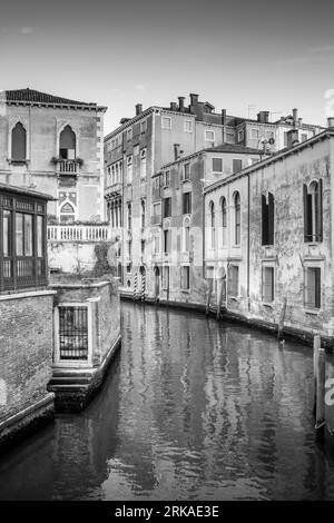 VENEZIA, ITALIEN - 17. August 2023: Enge Gassen des Großen Kanals in venedig Stockfoto