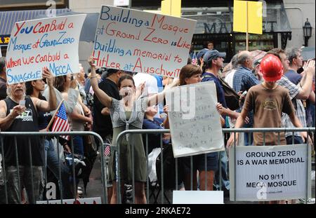 Bildnummer: 54329459 Datum: 22.08.2010 Copyright: imago/Xinhua (100822) -- NEW YORK, 22. August 2010 (Xinhua) -- Teilnahme an einer Kundgebung zum Protest gegen ein vorgeschlagenes muslimisches Kulturzentrum und eine Moschee in der Nähe des World Trade Center in New York, USA, 22. August 2010. (zw) (10)U.S.-NEW YORK-WORLD TRADE CENTER-MOSQUE-RALLY PUBLICATIONxNOTxINxCHN Gesellschaft Demo Protest Bau Moschee Religion Islam Premiumd xint kbdig xub 2010 quer o00 Gegner Bildnummer 54329459 Datum 22 08 2010 Copyright Imago XINHUA New York 22. August 2010 XINHUA nimmt an einer Demonstration Teil, um gegen eine vorgeschlagene muslimische Kultur zu protestieren Stockfoto