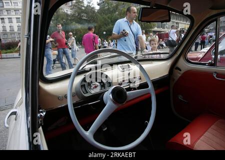 Bildnummer: 54329520 Datum: 22.08.2010 Copyright: imago/Xinhua (100823) -- BELGRAD, 23. August 2010 (Xinhua) -- Schauen Sie sich die damals jugoslawischen Autos an, die am 22. August 2010 auf dem Belgrader Zentralplatz ausgestellt wurden. Der Zastava 750-Wagen des damaligen jugoslawischen Automobilherstellers Zavod Crvena Zastava war die damals jugoslawische Version von Fiat 600 unter Lizenz von 1955 bis 1985. Die Fahrzeuge sind in Serbien, Montenegro und Bosnien und Herzegowina noch weit verbreitet. (Xinhua)(Serbia Out) SERBIEN-BELGRAD-Oldtimer Auto Ausstellung kbdig xub 2010 quer o0 Stockfoto