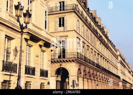 Rue de Rivoli Paris, Frankreich. Arkaden und luxuriöse Wohngebäude an der Grenze zu den Tuilerien. Architektur aus dem 19. Jahrhundert Haussmann Stockfoto