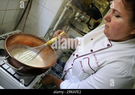 Bildnummer: 54343571 Datum: 24.08.2010 Copyright: imago/Xinhua Jannick Poncioni stellt die Schokoladen von Hand in Micheli Chocolate Shop in Genf, 24. August 2010 her. Der Micheli Schokoladenladen, 1964 von Pierre Poncioni und Liliane Poncioni, den Eltern von Dider und Jannick, gegründet, ist einer der berühmtesten Schokoladengeschäfte der Schweiz. Trotz der Dominanz industrieller Methoden besteht das Geschäft darauf, ihr traditionelles Rezept zu verwenden: Jedes Stück Schokolade wird ausschließlich von Hand hergestellt, mit einem Messer geschnitten und mit einer Gabel sorgfältig beschichtet. (Xinhua/Yu Yang) (wh) SCHWEIZ-GENF-HANDGEMACHTE SCHOKOLADENLADEN Stockfoto