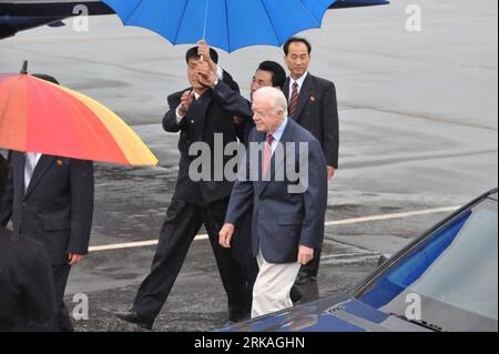 Bildnummer: 54358924  Datum: 27.08.2010  Copyright: imago/Xinhua (100813) -- PYONGYANG, Aug. 27, 2010 (Xinhua) -- Former U.S. President Jimmy Carter (front) arrives at an airport in Pyongyang, the Democratic People s Republic of Korea, Aug. 27, 2010. Former U.S. President Jimmy Carter left Pyongyang Friday, taking home the U.S. man detained in the Democratic People s Republic of Korea (DPRK) since January for illegal entry. (Xinhua/Yao Ximeng)(axy) DPRK-PYONGYANG-CARTER-RELEASED U.S. CITIZEN PUBLICATIONxNOTxINxCHN People Politik premiumd xint kbdig xkg 2010 quer  o0 Nordkorea    Bildnummer 543 Stock Photo