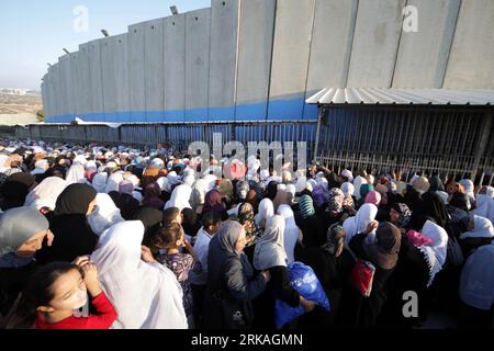 Bildnummer: 54359020 Datum: 27.08.2010 Copyright: imago/Xinhua (100827)-- BETHLEHEM, 27. August 2010 (Xinhua) -- palästinensische Frauen drängen sich am 27. August 2010 zum dritten Freitagsgebet in der Al-Aqsa-Moschee in Jerusalem über einen israelischen Checkpoint in Bethlehem. Tausende palästinensische Gläubige drängten sich am frühen Morgen, um den israelischen Checkpoint zu überqueren und an den dritten Freitagsgebeten in Jerusalem teilzunehmen. (Xinhua/Luay Sababa)(zl) MIDEAST-BETHLEHEM-CHECKPOINT PUBLICATIONxNOTxINxCHN Gesellschaft Palästina Grenze Grenzübergang Grenzkontrollen kbdig xkg 2010 qu Stockfoto
