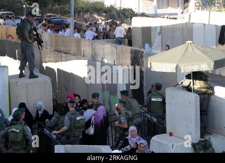 Bildnummer: 54359016 Datum: 27.08.2010 Copyright: imago/Xinhua (100827)-- BETHLEHEM, 27. August 2010 (Xinhua) -- israelische Soldaten kontrollieren Palästinenser, die einen israelischen Checkpoint in Bethlehem überqueren, um am dritten Freitagsgebet während des islamischen heiligen Monats Ramadan in der Al-Aqsa-Moschee in Jerusalem am 27. August 2010 teilzunehmen. Tausende palästinensische Gläubige drängten sich am frühen Morgen, um den israelischen Checkpoint zu überqueren und an den dritten Freitagsgebeten in Jerusalem teilzunehmen. (Xinhua/Luay Sababa)(zl) MIDEAST-BETHLEHEM-CHECKPOINT PUBLICATIONxNOTxINxCHN Gesellschaft Palästina Grenze Grenzübergang Grenzkontrollen kbdig Stockfoto