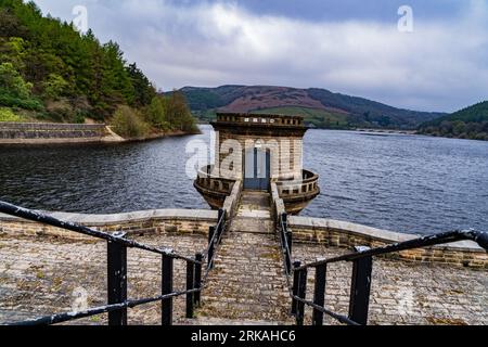 Ein Turm am Ladybower Reservoir an einem bewölkten Frühlingstag Stockfoto