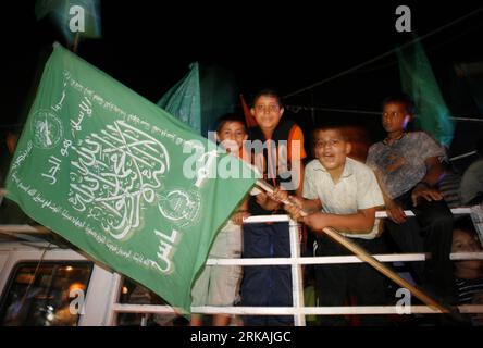 Bildnummer: 54383517  Datum: 31.08.2010  Copyright: imago/Xinhua (100831) -- GAZA, Aug. 31, 2010 (Xinhua) -- Palestinians wave Hamas flags to celebrate a shooting attack killing four Israelis in Gaza City on Aug. 31, 2010. The Israeli media had reported that four Israelis, including two women, one of them pregnant, were killed on Tuesday night when gunmen opened fire on their car at the entrance to the settlement of Kiryat Arba. The armed wing of the Islamic Hamas movement claimed responsibility for the shooting attack. (Xinhua/Wissam Nassar) (zw) (2)MIDEAST-GAZA-ISRAEL-CONFLICT PUBLICATIONxNO Stock Photo