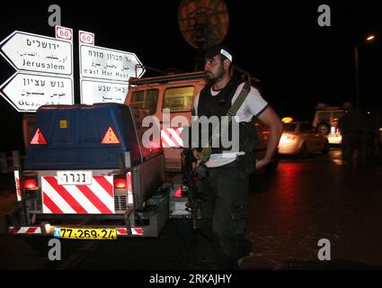 Bildnummer: 54383471  Datum: 01.09.2010  Copyright: imago/Xinhua (100831) -- HEBRON, Aug. 31, 2010 (Xinhua) -- An Israeli soldier patrols a road which leads to the Jewish settlement of Kyriat Arba after four Israelis were shot dead nearby, near the west bank city of Hebron, Aug. 31, 2010. The Israeli media had reported that four Israelis, including two women, one of them pregnant, were killed on Tuesday night when gunmen opened fire on their car at the entrance to the settlement of Kiryat Arba. The armed wing of the Islamic Hamas movement claimed responsibility for the shooting attack. (Xinhua Stock Photo