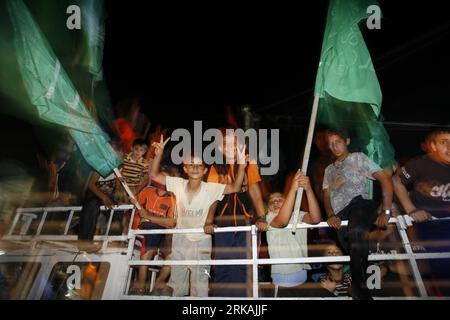 Bildnummer: 54383518  Datum: 31.08.2010  Copyright: imago/Xinhua (100831) -- GAZA, Aug. 31, 2010 (Xinhua) -- Palestinians wave Hamas flags to celebrate a shooting attack killing four Israelis in Gaza City on Aug. 31, 2010. The Israeli media had reported that four Israelis, including two women, one of them pregnant, were killed on Tuesday night when gunmen opened fire on their car at the entrance to the settlement of Kiryat Arba. The armed wing of the Islamic Hamas movement claimed responsibility for the shooting attack. (Xinhua/Wissam Nassar) (zw) (1)MIDEAST-GAZA-ISRAEL-CONFLICT PUBLICATIONxNO Stock Photo