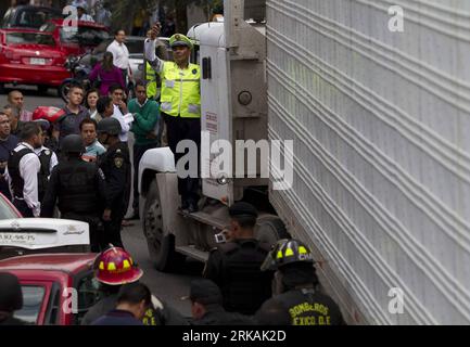 Bildnummer: 54390848 Datum: 01.09.2010 Copyright: imago/Xinhua (100902) -- MEXICO CITY, 2. September 2010 (Xinhua) -- Ein Polizist eskortiert am 1. September 2010 einen Leichenwagen in die Beerdigungsanstalt in Mexiko-Stadt. 56 Leichen, die Drogendealer im Bundesstaat Tamaulipas massakrierten, wurden am Mittwoch zur DNA-Identifizierung ins Beerdigungsheim geschickt. Die Leichen von 58 Männern und 14 Frauen wurden am 24. August auf der Ranch im Bundesstaat Tamaulipas an der Grenze zum südlichen US-Bundesstaat Texas gefunden. Es schien der größte Drogenkartelldepot in Mexiko zu sein, seit eine Offensive gegen den Drogenhandel gestartet wurde Stockfoto