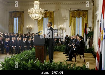 (100901) -- WASHINGTON, 1. September 2010 (Xinhua) -- US-Präsident Barack Obama (Front) und Besuch des palästinensischen Präsidenten Mahmoud Abbas (4. R), des israelischen Premierministers Benjamin Netanyahu (3. R), des jordanischen Königs Abdullah II (2. R) und des ägyptischen Präsidenten Hosni Mubarak (1. R) treffen Sie die Presse im East Room of the White House in Washington D.C., Hauptstadt der Vereinigten Staaten, 1. September 2010. (Xinhua/Leigh Vogel)(msq) U.S.-WASHINGTON-MIDEAST TALKS-PRESS CONFERENCE PUBLICATIONxNOTxINxCHN Stockfoto