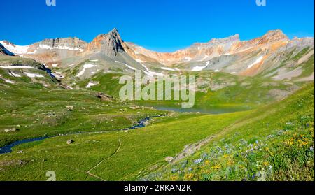 Morgenfoto von Ice Lake im San Juan National Forest, in der Nähe von Silverton, Colorado, USA, an einem perfekten Sommernachmittag. Stockfoto