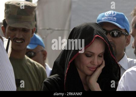 Bildnummer: 54409176  Datum: 07.09.2010  Copyright: imago/Xinhua (100907) -- NOWSHERA (PAKISTAN), Sept. 7, 2010 (Xinhua) -- UN High Commissioner for Refugees (UNHCR) Goodwill Ambassador Angelina Jolie (Front, in black scarf) arrives for a visit to a makeshift camp for Pakistanis displaced by floods in the Mohib Bhanda area of northwest Pakistan s Nowshera, on Sept. 7, 2010. Jolie visited Pakistan to draw world s attention to the conditions of 21 million influenced by the worst-ever floods in Pakistan, the UN refugee agency said. (Xinhua/Umar Qayyum) (lr) (3)PAKISTAN-NOWSHERA-UNHCR GOODWILL AMB Stock Photo