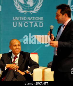 Bildnummer: 54409281  Datum: 07.09.2010  Copyright: imago/Xinhua (100907) -- XIAMEN, Sept. 7, 2010 (Xinhua) -- Ed Chan (L), Global Vice President of Wal-Mart, answers questions during the world leaders investment summit of the 2nd World Investment Forum, which is sponsored by the United Nations Conference on Trade and Development (UNCTAD), in the coastal city of Xiamen, southeast China s Fujian Province, Sept. 7, 2010. (Xinhua/Wei Peiquan)(wy) CHINA-XIAMEN-WORLD INVESTMENT FORUM (CN) PUBLICATIONxNOTxINxCHN Politik Wirtschaft People WIF Forum kbdig xub 2010 quadrat premiumd xint     Bildnummer Stock Photo