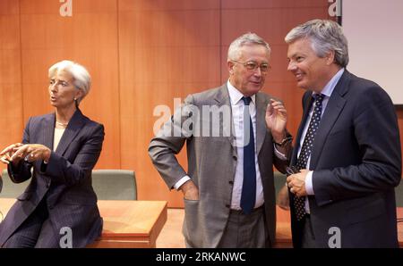 Bildnummer: 54409309  Datum: 07.09.2010  Copyright: imago/Xinhua (100907) -- BRUSSELS, Sept. 7, 2010 (Xinhua) -- Italian Minister of Economy and Finance Giulio Tremonti (C) talks with Belgium Finance Minister Didier Reynders (R) next to French Minister of Economy, Industry and Employment Christine Lagarde (L) prior to an Eurogroup council meeting at the EU headquarters in Brussels, capital of Belgium, on Sept. 7, 2010. (Xinhua/Thierry Monasse) (zcq) BELGIUM-EU-EUROGROUP-MEETING PUBLICATIONxNOTxINxCHN Wirtschaft Politik People Treffen EU Finanzminister EcoFin Premiumd xint kbdig xub 2010 quer Stock Photo