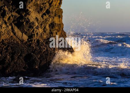 Wellen stürzen auf Felsen im Ruby Beach, Olympic National Park, Washington State, USA Stockfoto