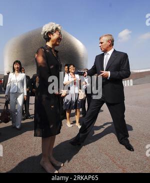 Bildnummer: 54411833 Datum: 08.09.2010 Copyright: imago/Xinhua SHANGHAI, 8. September 2010 (Xinhua) -- Prinz Andrew of Britain (R), der Duke of York, besucht als britischer Sonderbeauftragter für internationalen Handel und Investitionen den britischen Pavillon mit dem chinesischen Vize-Außenminister Fu Ying (L) im World Expo Park in Shanghai, Ostchina, 8. September 2010. (Xinhua/Niu Yixin) (zn) WORLD EXPO-SHANGHAI-BRITAIN-PRINCE ANDREW-VISIT (CN) PUBLICATIONxNOTxINxCHN Entertainment People Adel Expo Besuch premiumd xint kbdig xsp 2010 quadrat o0 Politik / Windsor Bildnummer 54411833 Datum 08 09 2010 Co Stockfoto