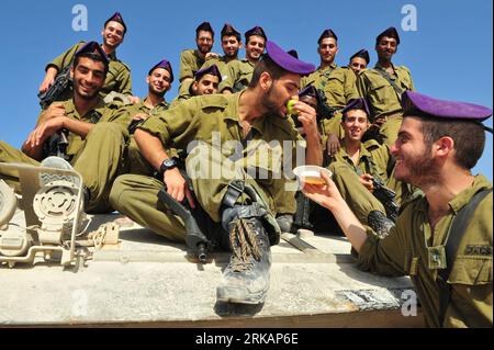 Bildnummer: 54411045  Datum: 08.09.2010  Copyright: imago/Xinhua (100907) -- JERUSALEM, Sept. 7, 2010 (Xinhua) --Israeli soldiers enjoy apple dipped in honey, a traditional Jewish custom to welcome Rosh Hashanah, on the Gaza-Israel border near Zikim on Sept. 7, 2010. This year s Jewish new year, Rosh Hashanah, will begin at the sunset on Sept. 8 and conclude at the nightfall on Sept.10, 2010. (Xinhua/Rafael Ben-Ari) ISRAEL-SOLDIERS-ROSH HASHANAH PUBLICATIONxNOTxINxCHN Gesellschaft Israel kbdig xcb 2010 quer  o0 jüdisches Neujahr Religion Judentum Tradition Militär Soldat Apfel Honig    Bildnum Stock Photo