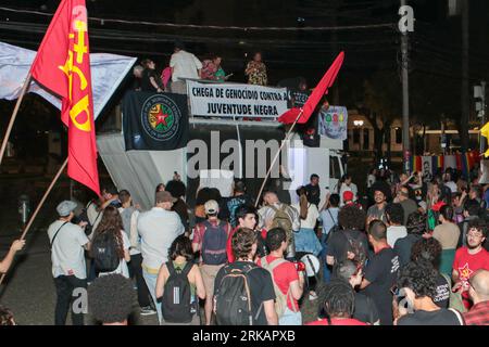 Curitiba, Brasilien. August 2023. PR - CURITIBA - 08/24/2023 - CURITIBA, AKTION GEGEN RASSISMUS - Demonstranten, während eines Protestes gegen Polizeigewalt und Rassismus, auf dem Santos Andrade Platz in Curitiba, diesen Donnerstag (24). Organisiert von der Schwarzen Bewegung von Curitiba, am Tag des Todes des schwarzen Anwalts und Abolitionisten Luis Gama (1830–1882). Das Gesetz findet auch in anderen Städten des Landes statt. Foto: Robson Mafra/AGIF Kredit: AGIF/Alamy Live News Stockfoto