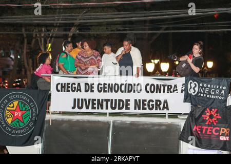 Curitiba, Brasilien. August 2023. PR - CURITIBA - 08/24/2023 - CURITIBA, AKTION GEGEN RASSISMUS - Demonstranten, während eines Protestes gegen Polizeigewalt und Rassismus, auf dem Santos Andrade Platz in Curitiba, diesen Donnerstag (24). Organisiert von der Schwarzen Bewegung von Curitiba, am Tag des Todes des schwarzen Anwalts und Abolitionisten Luis Gama (1830–1882). Das Gesetz findet auch in anderen Städten des Landes statt. Foto: Robson Mafra/AGIF Kredit: AGIF/Alamy Live News Stockfoto