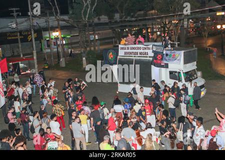 Curitiba, Brasilien. August 2023. PR - CURITIBA - 08/24/2023 - CURITIBA, AKTION GEGEN RASSISMUS - Demonstranten, während eines Protestes gegen Polizeigewalt und Rassismus, auf dem Santos Andrade Platz in Curitiba, diesen Donnerstag (24). Organisiert von der Schwarzen Bewegung von Curitiba, am Tag des Todes des schwarzen Anwalts und Abolitionisten Luis Gama (1830–1882). Das Gesetz findet auch in anderen Städten des Landes statt. Foto: Robson Mafra/AGIF Kredit: AGIF/Alamy Live News Stockfoto