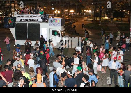 Curitiba, Brasilien. August 2023. PR - CURITIBA - 08/24/2023 - CURITIBA, AKTION GEGEN RASSISMUS - Demonstranten, während eines Protestes gegen Polizeigewalt und Rassismus, auf dem Santos Andrade Platz in Curitiba, diesen Donnerstag (24). Organisiert von der Schwarzen Bewegung von Curitiba, am Tag des Todes des schwarzen Anwalts und Abolitionisten Luis Gama (1830–1882). Das Gesetz findet auch in anderen Städten des Landes statt. Foto: Robson Mafra/AGIF Kredit: AGIF/Alamy Live News Stockfoto