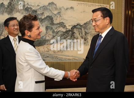 Bildnummer: 54417744  Datum: 10.09.2010  Copyright: imago/Xinhua (100910) -- BEIJING, Sept. 10, 2010 (Xinhua) -- Chinese Vice Premier Li Keqiang (R) shakes hands with Christiana Figueres, executive secretary of the United Nations Framework Convention on Climate Change (UNFCCC) in Beijing, capital of China, on Sept. 10, 2010. (Xinhua/Ju Peng) (wxy) CHINA-BEIJING-LI KEQIANG-CLIMATE CHANGE (CN) PUBLICATIONxNOTxINxCHN People Politik kbdig xkg 2010 quer     Bildnummer 54417744 Date 10 09 2010 Copyright Imago XINHUA  Beijing Sept 10 2010 XINHUA Chinese Vice Premier left Keqiang r Shakes Hands With C Stock Photo