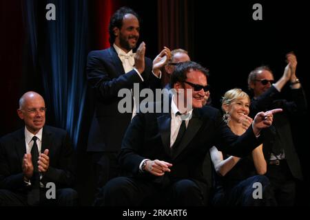 Bildnummer: 54420349  Datum: 11.09.2010  Copyright: imago/Xinhua VENICE, Sept. 12, 2010 (Xinhua) -- The chairman of the jury, American director Quentin Tarantino (front) and other members of the jury cheer for Spainish director Alex de la Iglesia when he gets the second award during a gala ceremony of the 67th Venice Film Festival in Venice, Italy, Sept. 11, 2010. Alex de la Iglesia, director and screenwriter of the Spanish civil war drama A Sad Trumpet Ballad , won the Silver Lion prize for Best Director and the Best Screenplay Award. (Xinhua/Huang Xiaozhe) (lyx) ITALY-VENICE-FILM FESTIVAL PU Stock Photo