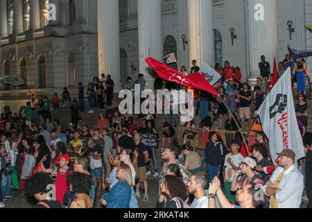 Curitiba, Brasilien. August 2023. PR - CURITIBA - 08/24/2023 - CURITIBA, AKTION GEGEN RASSISMUS - Demonstranten, während eines Protestes gegen Polizeigewalt und Rassismus, auf dem Santos Andrade Platz in Curitiba, diesen Donnerstag (24). Organisiert von der Schwarzen Bewegung von Curitiba, am Tag des Todes des schwarzen Anwalts und Abolitionisten Luis Gama (1830–1882). Das Gesetz findet auch in anderen Städten des Landes statt. Foto: Robson Mafra/AGIF/SIPA USA Credit: SIPA USA/Alamy Live News Stockfoto