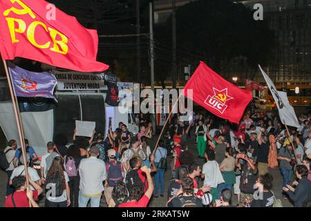Curitiba, Brasilien. August 2023. PR - CURITIBA - 08/24/2023 - CURITIBA, AKTION GEGEN RASSISMUS - Demonstranten, während eines Protestes gegen Polizeigewalt und Rassismus, auf dem Santos Andrade Platz in Curitiba, diesen Donnerstag (24). Organisiert von der Schwarzen Bewegung von Curitiba, am Tag des Todes des schwarzen Anwalts und Abolitionisten Luis Gama (1830–1882). Das Gesetz findet auch in anderen Städten des Landes statt. Foto: Robson Mafra/AGIF/SIPA USA Credit: SIPA USA/Alamy Live News Stockfoto
