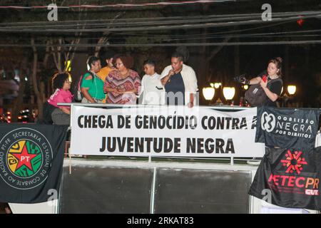 Curitiba, Brasilien. August 2023. PR - CURITIBA - 08/24/2023 - CURITIBA, AKTION GEGEN RASSISMUS - Demonstranten, während eines Protestes gegen Polizeigewalt und Rassismus, auf dem Santos Andrade Platz in Curitiba, diesen Donnerstag (24). Organisiert von der Schwarzen Bewegung von Curitiba, am Tag des Todes des schwarzen Anwalts und Abolitionisten Luis Gama (1830–1882). Das Gesetz findet auch in anderen Städten des Landes statt. Foto: Robson Mafra/AGIF/SIPA USA Credit: SIPA USA/Alamy Live News Stockfoto