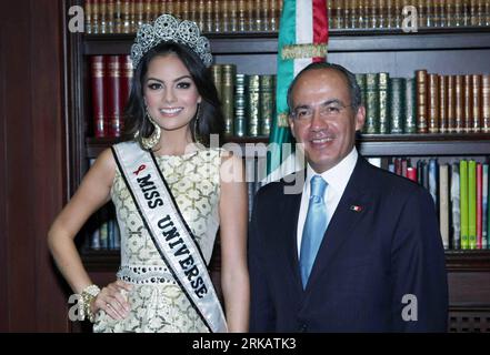 Bildnummer: 54427780  Datum: 13.09.2010  Copyright: imago/Xinhua (100914) -- MEXICO CITY, Sept. 14, 2010 (Xinhua) -- Mexican President Felipe Calderon (R) meets with Mexico s Miss Universe 2010 Jimena Navarrete at Los Pinos presidential residence in Mexico City, capital of Mexico, Sept. 13, 2010. (XInhua/Franciso Santos) (jl) MEXICO-PRESIDENT-MISS UNIVERSE-MEETING PUBLICATIONxNOTxINxCHN Gesellschaft Politik People Universum Premiumd xint kbdig xub 2010 quer     Bildnummer 54427780 Date 13 09 2010 Copyright Imago XINHUA  Mexico City Sept 14 2010 XINHUA MEXICAN President Felipe Calderon r Meets Stock Photo