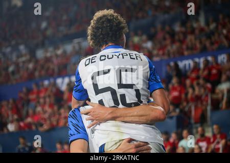 Pamplona, Spain, 24th August, 2023: Club Brugge's player Maxim de Cuyper (55) hugs a teammate during the first leg match of the previous round of the UEFA Europa Conference League 2023-24 between CA Osasuna and Club Brugge at the El Sadar Stadium, in Pamplona, on August 24, 2023. Credit: Alberto Brevers / Alamy Live News. Stockfoto