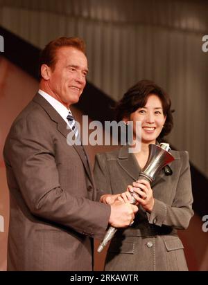 Bildnummer: 54432208 Datum: 15.09.2010 Copyright: imago/Xinhua SEOUL, 15. September 2010 (Xinhua) -- Arnold Schwarzenegger (L) übergibt die Fackel der Special Olympics an Na Kyung-Won von der Grand National Party, Vorsitzender des Vorbereitungskomitees der Veranstaltung 2013 während einer Pressekonferenz in Seoul, der Hauptstadt Südkoreas, am 15. September 2010. Special Olympics International gab hier am Mittwoch bekannt, dass PyeongChang in Südkorea, eine Kandidatenstadt für die Olympischen Winterspiele 2018, offiziell als Austragungsort der Special Olympics World Winter Games 2013 ausgewählt wurde. (Xinhua/He Stockfoto