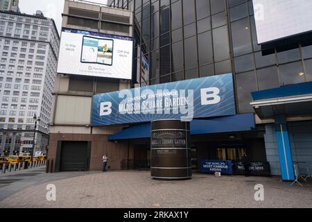 New York, New York, USA. August 2023. Der Eingang von Gate B zum MSG an der 8th Avenue. Während die Penn Station im Besitz von Amtrak ist, befindet sie sich unterhalb des Madison Square Garden und ist zwar der verkehrsreichste Pendlerbahnhof in Nordamerika, wird aber als einer der schlechtesten Bahnhöfe der Welt verhöhnt. Gouverneur Kathy Hochuls Plan für den Empire Station Complex in Partnerschaft mit dem Immobilienentwickler Vornado ist durchgefallen und sie schlägt nun einen Plan vor, das Hulu Theater zu zerstören, anstatt MSG von der Anlage zu verlegen. (Bild: © Taidgh Barron/ZUMA Press Wire) NUR REDAKTIONELLE VERWENDUNG! Nicht für kommerzielle USA Stockfoto