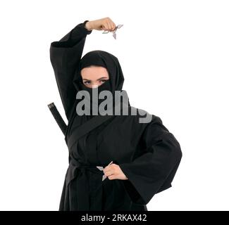 Weibliche Ninja mit Shurikens auf weißem Hintergrund Stockfoto