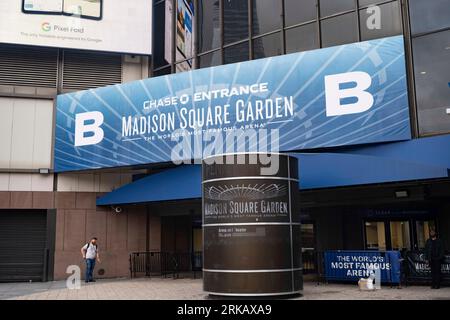 New York, New York, USA. August 2023. Der Eingang von Gate B zum MSG an der 8th Avenue. Während die Penn Station im Besitz von Amtrak ist, befindet sie sich unterhalb des Madison Square Garden und ist zwar der verkehrsreichste Pendlerbahnhof in Nordamerika, wird aber als einer der schlechtesten Bahnhöfe der Welt verhöhnt. Gouverneur Kathy Hochuls Plan für den Empire Station Complex in Partnerschaft mit dem Immobilienentwickler Vornado ist durchgefallen und sie schlägt nun einen Plan vor, das Hulu Theater zu zerstören, anstatt MSG von der Anlage zu verlegen. (Bild: © Taidgh Barron/ZUMA Press Wire) NUR REDAKTIONELLE VERWENDUNG! Nicht für kommerzielle USA Stockfoto
