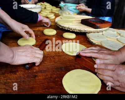 Bildnummer: 54445042 Datum: 19.09.2010 Copyright: imago/Xinhua (100920) -- PINGYAO, 20. September 2010 (Xinhua) -- Herstellung traditioneller Mondkuchen in der antiken Stadt Pingyao, nordchinesische Provinz Shanxi, 19. September 2010. Die Mondkuchen aus Mehl, Sojabohnenöl, Sesam und Zucker sind beliebt beim chinesischen traditionellen Mid-Autumn Festival, das am 15. Tag des achten Monats des chinesischen Mondkalenders, dem 22. September dieses Jahres, stattfindet. (Xinhua/Yan Yan) (LB) CHINA-SHANXI-PINGYAO-HANDMADE MOON CAKE-MID-HERBSTFESTIVAL (CN) PUBLICATIONxNOTxINxCHN Gesellschaft Tradition Objek Stockfoto